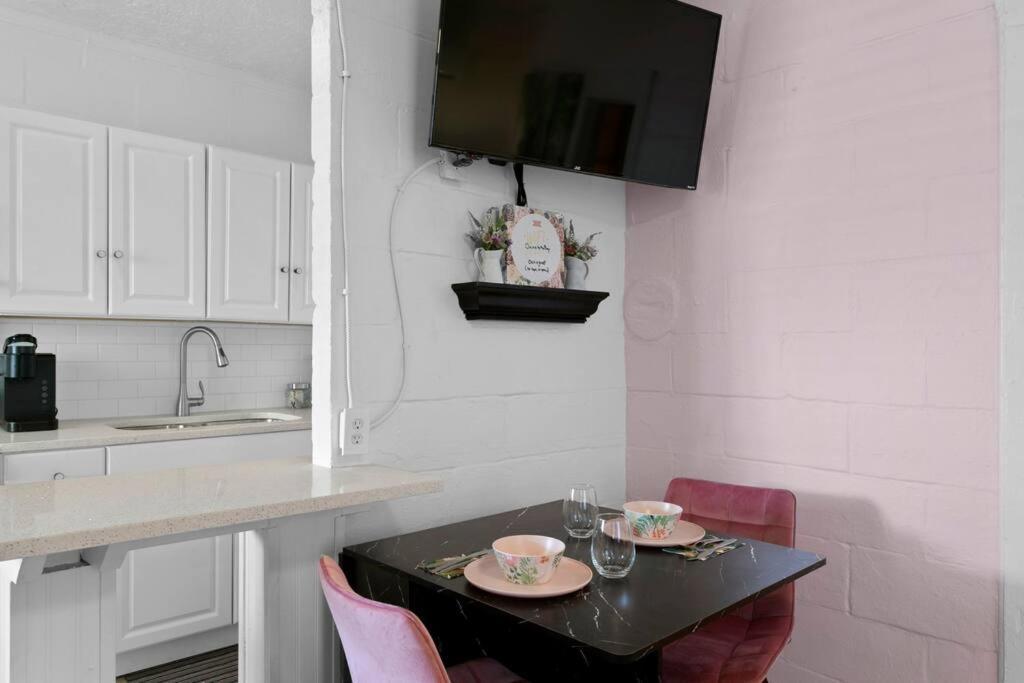 The Pink Oasis Waterfront 1 Bed Apt Apartment Tampa Bagian luar foto